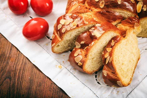 Bir tablo Easter ekmek — Stok fotoğraf