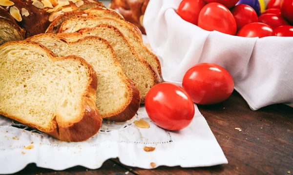 Pão de Páscoa em uma mesa — Fotografia de Stock