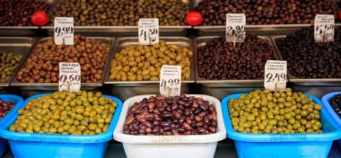 Bir açık hava pazarına satışa zeytin