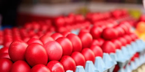 Красные пасхальные яйца для продажи на открытом рынке — стоковое фото