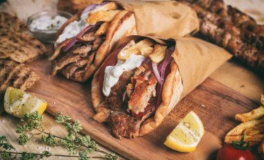 Yunan gyros pide ekmek ahşap bir masa üzerinde sarılı