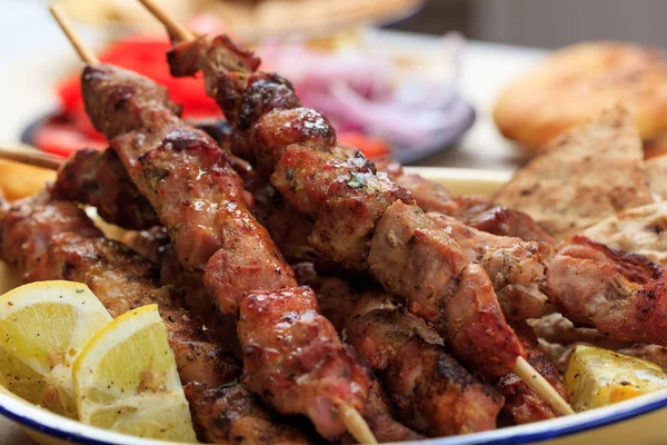 Espetos de carne grelhados em um prato — Fotografia de Stock