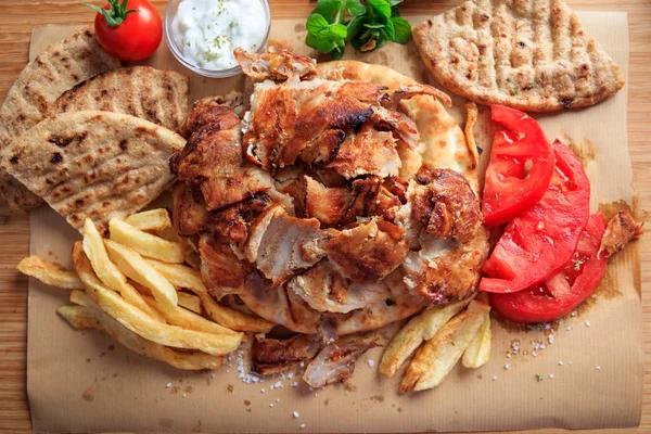 Grekiska gyros maträtt på bakplåtspapper - ovanifrån — Stockfoto