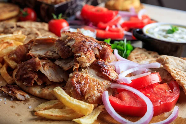 Grekiska gyros maträtt på bakplåtspapper — Stockfoto