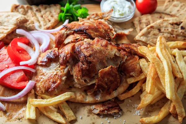 Griekse gyros schotel op papier bakken — Stockfoto