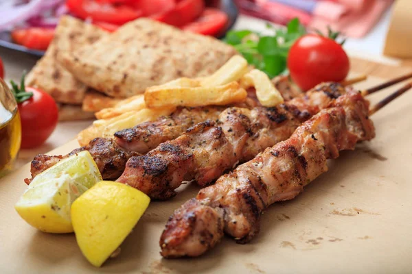 Brochetas de carne a la parrilla en una mesa — Foto de Stock