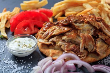 Yunan gyros çanak üzerinde siyah bir tabak