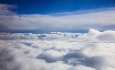 Mavi gökyüzü ve bulutlar - uçak penceresinden görüntülemek