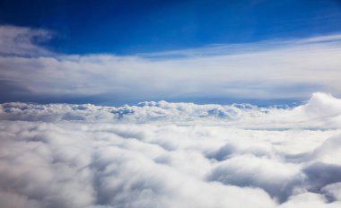 Mavi gökyüzü ve bulutlar - uçak penceresinden görüntülemek