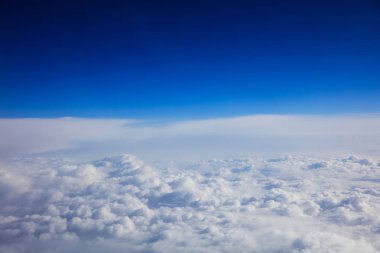 Mavi gökyüzü ve bulutlar - uçak penceresinden görüntülemek