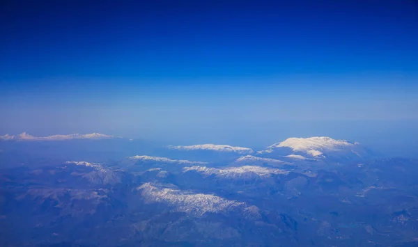 飛行機の窓から雪の山を表示します。 — ストック写真