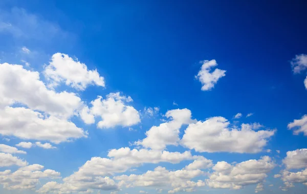 Nubes sobre un fondo azul del cielo — Foto de Stock