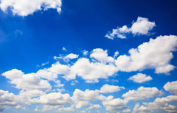 Nubes sobre un fondo azul del cielo — Foto de Stock