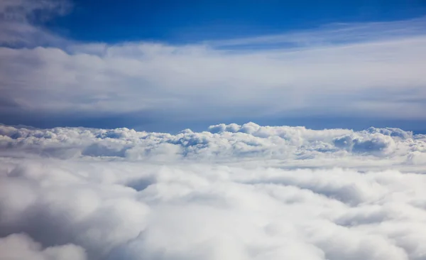 Mavi gökyüzü ve bulutlar - uçak penceresinden görüntülemek — Stok fotoğraf
