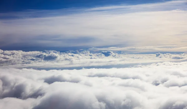 Mavi gökyüzü ve bulutlar - uçak penceresinden görüntülemek — Stok fotoğraf