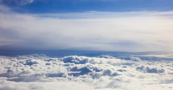 Blauer Himmel und Wolken - Blick aus dem Flugzeugfenster — Stockfoto