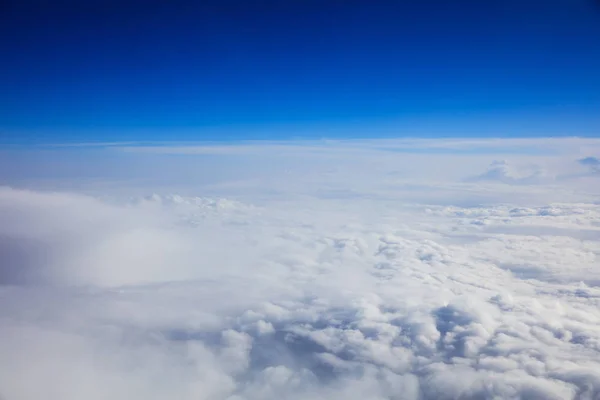 Голубое небо и облака - вид из окна самолета — стоковое фото