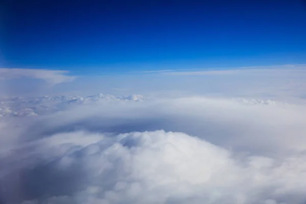 Blauer Himmel und Wolken - Blick aus dem Flugzeugfenster — Stockfoto