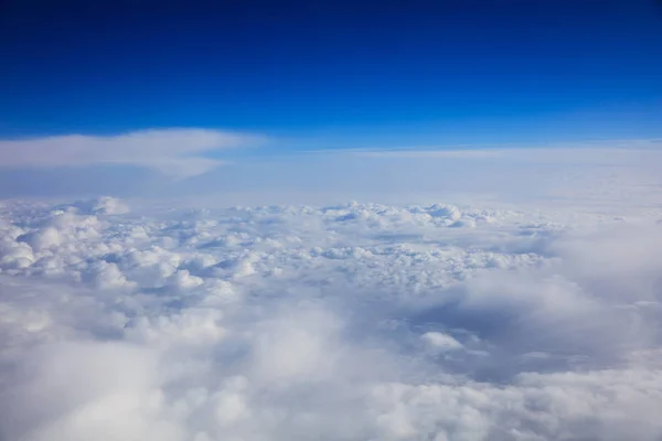 Blauer Himmel und Wolken - Blick aus dem Flugzeugfenster — Stockfoto