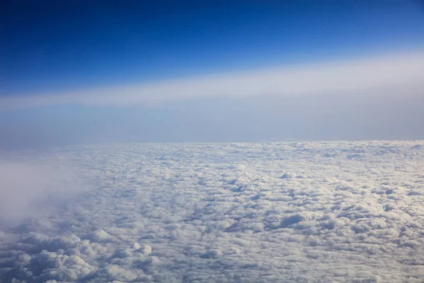Голубое небо и облака - вид из окна самолета — стоковое фото