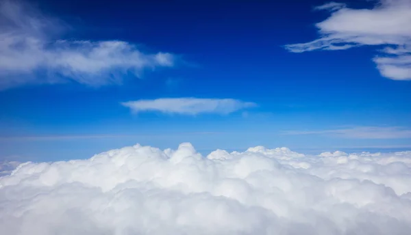 Blauer Himmel und Wolken - Blick aus dem Flugzeugfenster — Stockfoto