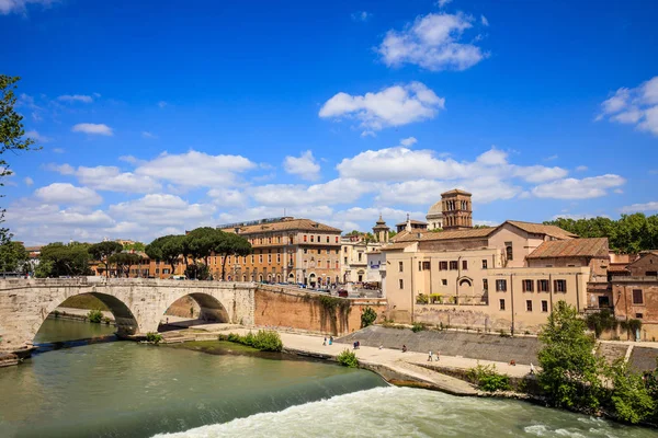 Puente sobre el río Tíber - Roma, Italia — Foto de Stock