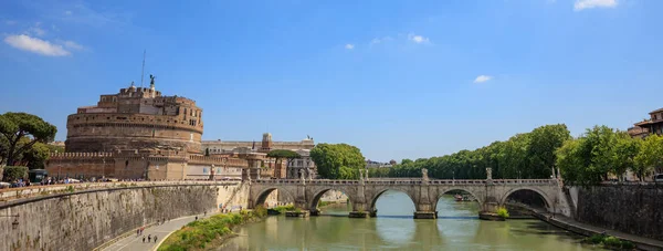 Puente de San Ángel sobre el río Tíber - Roma, Italia — Foto de Stock