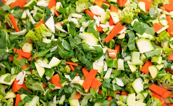Verduras cortadas para sopa en un mercado en Italia —  Fotos de Stock