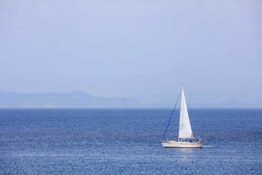 Yelkenli tekne mavi deniz arka plan üzerinde