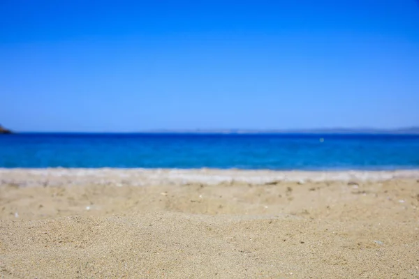 Sandy beach na pozadí modré oblohy — Stock fotografie