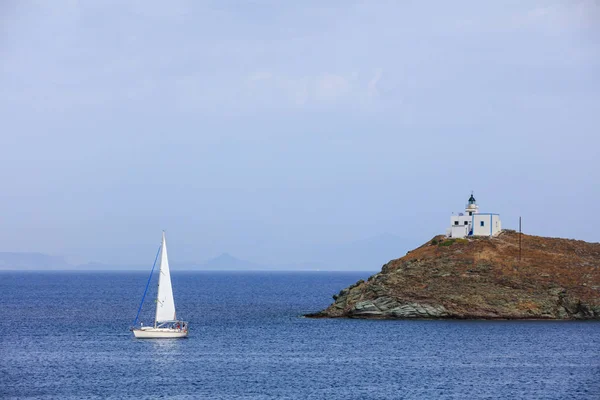 Sailing boat and lighthouse - Greece, Kea island — Stock Photo, Image