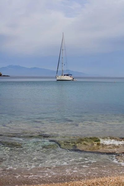 Sailing boat on a blue sea background — Stock Photo, Image