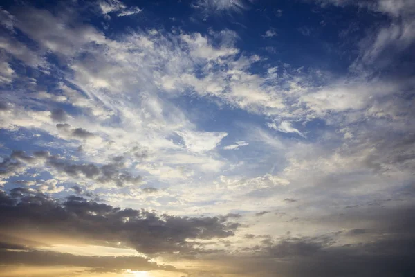 Nublado fundo céu azul ao pôr do sol — Fotografia de Stock
