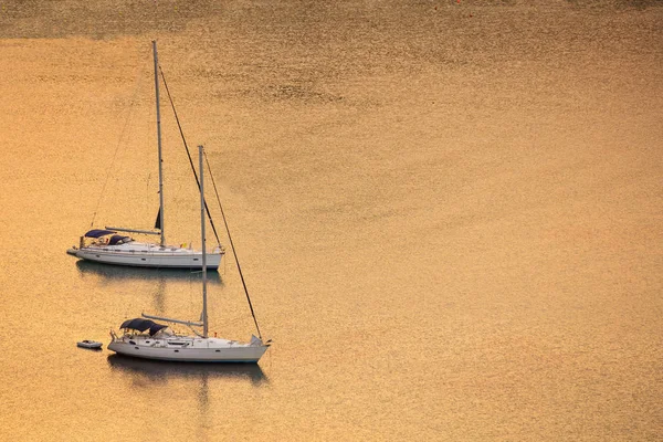 Barche a vela al tramonto - copiare spazio — Foto Stock