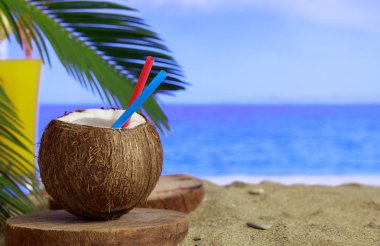 Yaz kumlu plaj - kokteyler ve kopya alanı