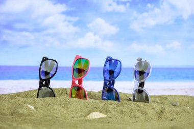 Yaz kumlu plaj - kum üzerinde güneş gözlüğü