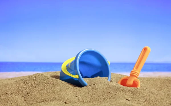 Letní dovolená - kbelík na písečné pláži — Stock fotografie