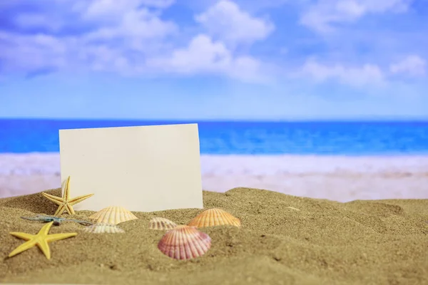 Spiaggia di sabbia estiva - foglio di carta bianco — Foto Stock