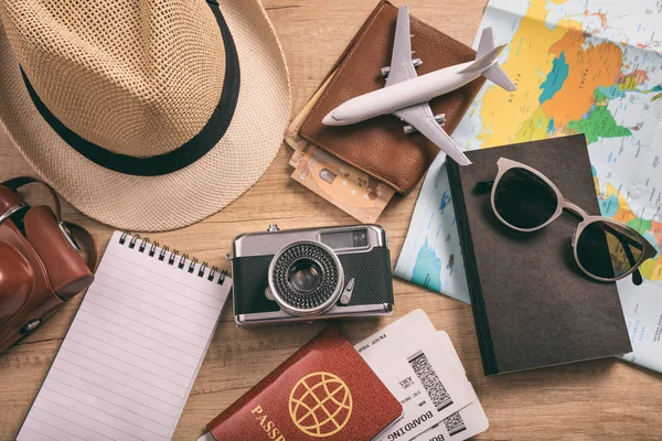 Reizen en vakantie accessoires - bovenaanzicht — Stockfoto