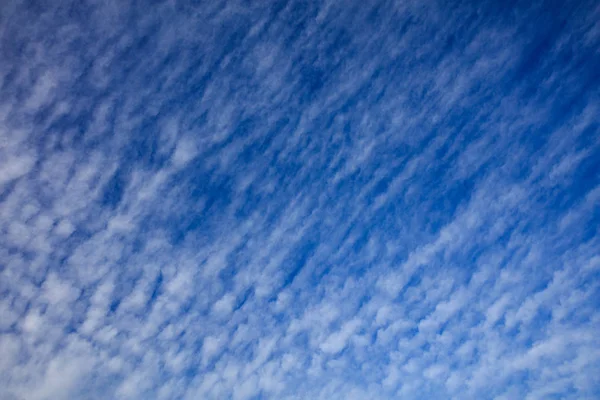 Nuvens em um fundo céu azul — Fotografia de Stock