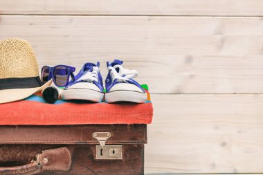 Yaz tatil hazırlık beyaz arka planda - kopya alanı