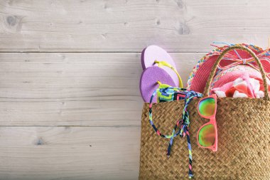 Yaz tatil kavramı beyaz arka planda - kopya alanı