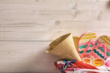 Yaz tatil kavramı beyaz arka planda - kopya alanı