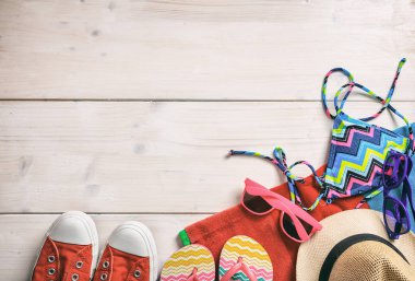 Yaz tatil kavramı beyaz arka planda - Üstten Görünüm