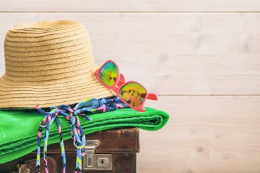 Yaz tatil kavramı beyaz arka planda - kopya alanı