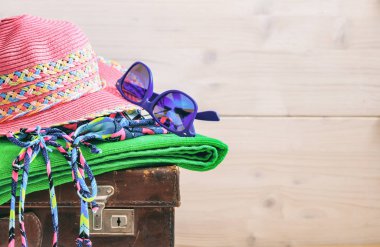 Yaz tatil kavramı beyaz arka planda - kopya alanı