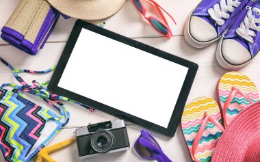 Yaz tatil kavramı beyaz arka planda - Üstten Görünüm