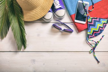 Yaz tatil kavramı beyaz arka planda - Üstten Görünüm