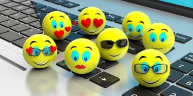 Bir dizüstü bilgisayarda sarı emojis grubu. 3D çizim