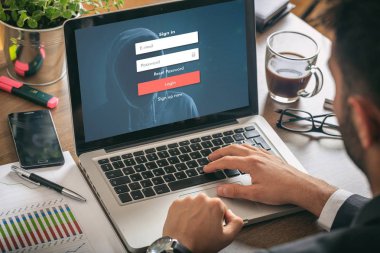 Internet güvenlik kavramı - bir dizüstü bilgisayarda çalışan adam